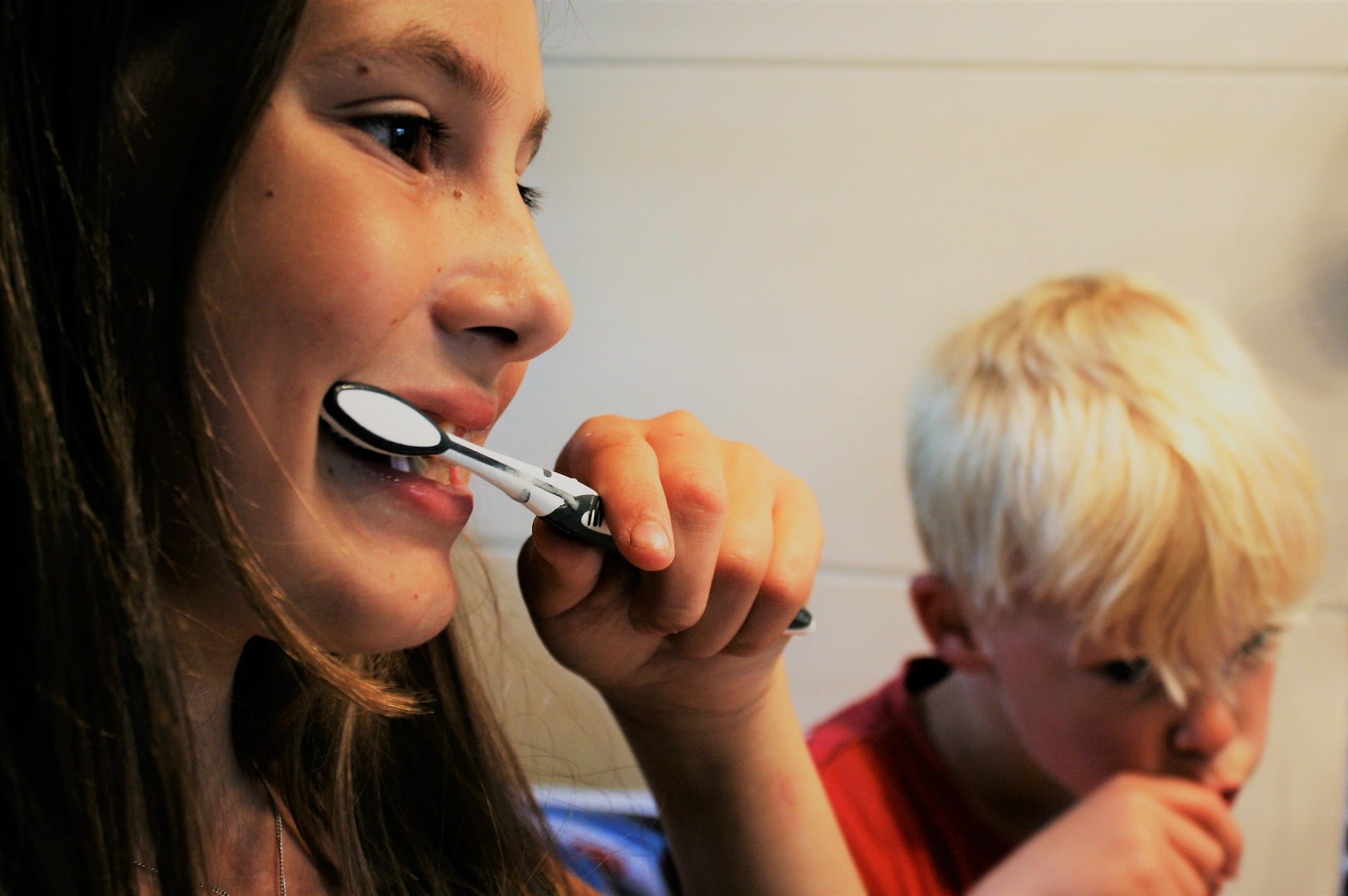 how to take care of your tongue - kids brushing teeth