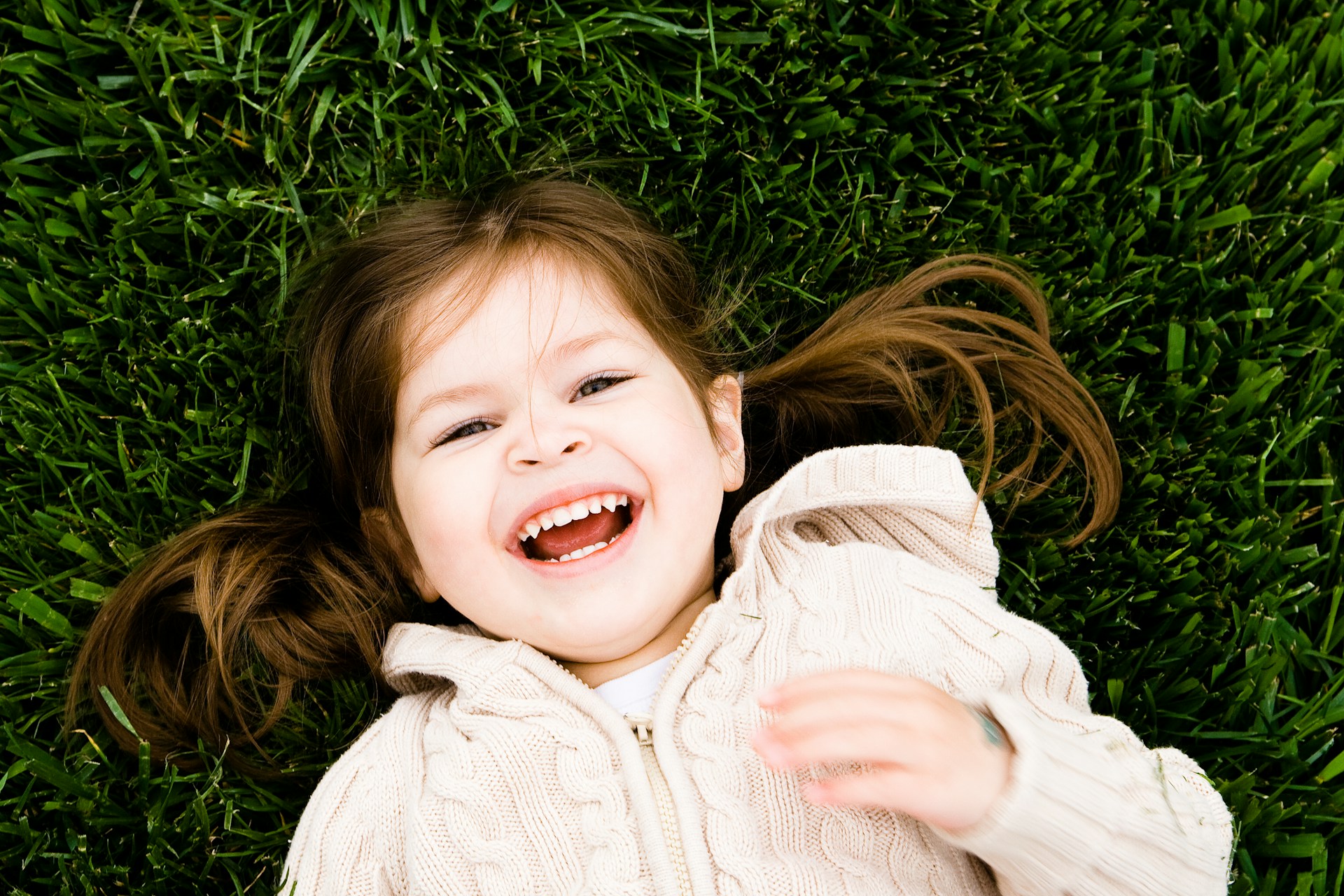 Forming good brushing habits early on will help prevent problems like cavities and gingivitis, so your kids' teeth stay healthy for life.