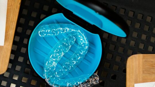 If you want to avoid cavities and gingivitis, it’s very important to keep your aligners clean. Here are some tips on how to clean your Invisalign trays correctly.