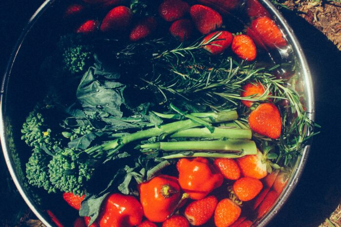 Berries, leafy greens, nuts, seeds, fatty fish, and green tea are all anti-inflammatory foods that fight gum disease.